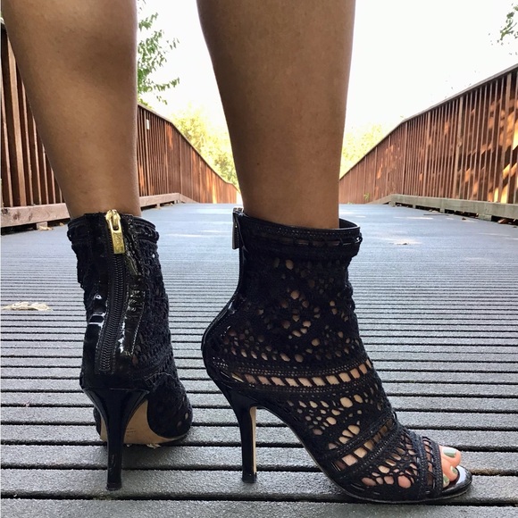 💃🏽 Open Toed Black Booties 💃🏽 - Picture 5 of 11